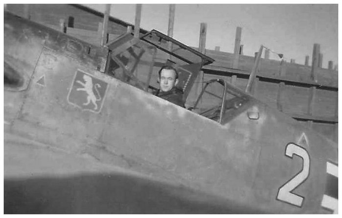 Me Bf 109E-4 (2 blanc) du 1.(Eins.)Erg.JG3 1940 (2).jpg